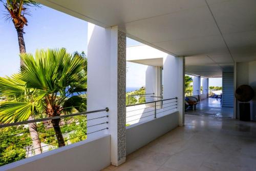 un balcone di una casa con vista sull'oceano di Tropical paradise 
