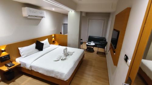 Giường trong phòng chung tại Hashtag Inn opposite Sarusajai Stadium