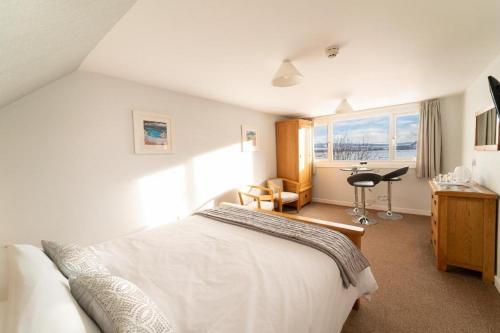 En eller flere senge i et værelse på The Tobermory Hotel