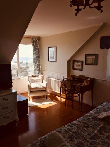 Un dormitorio con una cama, un escritorio y una silla. en Unique GolfLodge, en Santo Domingo