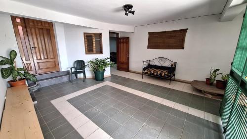 ein Wohnzimmer mit Sofa und Tisch in der Unterkunft Kaza Manata in Praia
