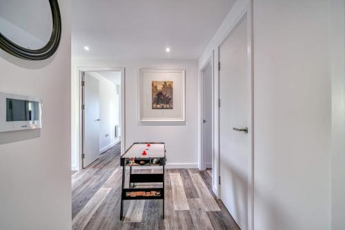 a room with a table in the middle of a hallway at 2-BR Flat - City & Town Centre View -1 Minute to Train & Tram Station - Sleeps 5 in Manchester