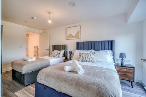 a bedroom with two beds and a dresser at 2-BR Flat - City & Town Centre View -1 Minute to Train & Tram Station - Sleeps 5 in Manchester