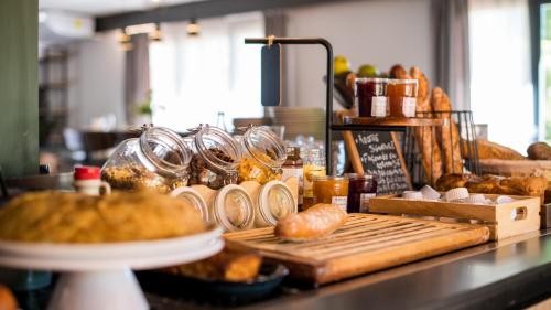 a counter with bread and pastries on a table at Campanile Brive-La-Gaillarde Ouest in Brive-la-Gaillarde
