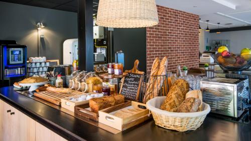 a bakery counter with various types of bread and pastries at Campanile Brive-La-Gaillarde Ouest in Brive-la-Gaillarde