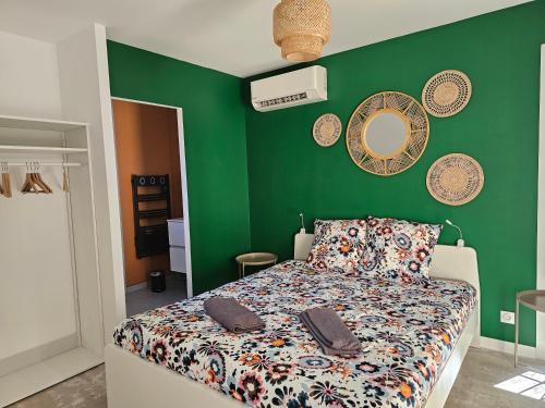 En eller flere senge i et værelse på Maison des libellules de dugradus