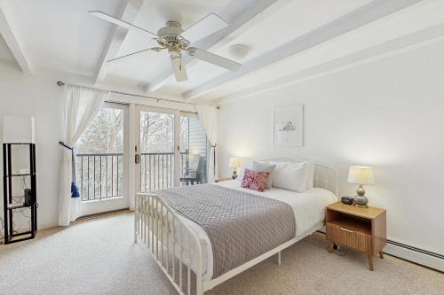 una camera da letto con un letto e un ventilatore a soffitto di Kingswood Mountainside Retreat a White River Junction