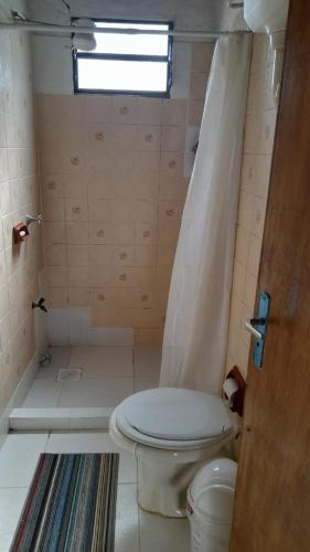 ein Badezimmer mit Toilette und Dusche mit Fenster in der Unterkunft Costa Florida in Villa Florida