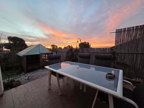 een pingpongtafel op een terras met een zonsondergang bij פסטרנק אירוח יער אודם in Odem