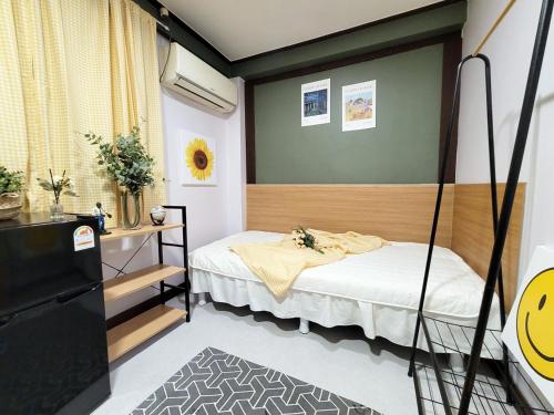a small room with a bed and a desk at 더스테이365 디럭스 in Seoul