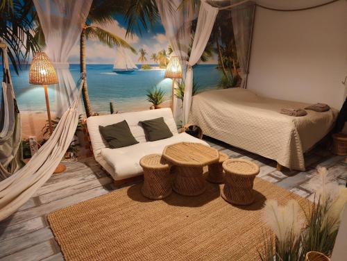 een slaapkamer met een hangmat en een bed en een tafel bij Amos Coastal Escape Studio - Hanko in Hanko
