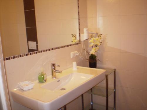 a bathroom with a sink and a mirror at Gasthaus Hotel Feldschlange in Ried im Innkreis
