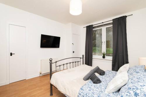 una camera da letto con un letto e una finestra di Free Parking - Central - Dunfermline Sleeps 4 a Dunfermline