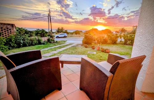 a patio with a table and chairs and a sunset at Lo de las Tías in Balneario Solís