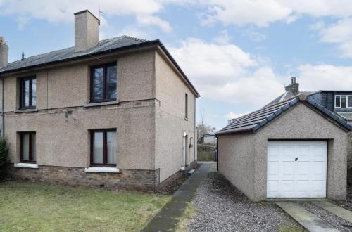 una grande casa in mattoni con garage bianco di Free Parking - Central - Dunfermline Sleeps 4 a Dunfermline