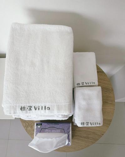 a pile of towels on a wooden table at 旅居Villa in Dongshan