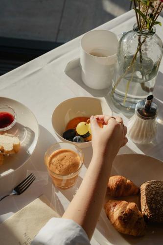 een witte tafel met een bord eten erop bij Niedermair Nature Retreat in Parcines