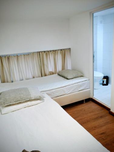 En eller flere senge i et værelse på GuestHouse2 Karma369