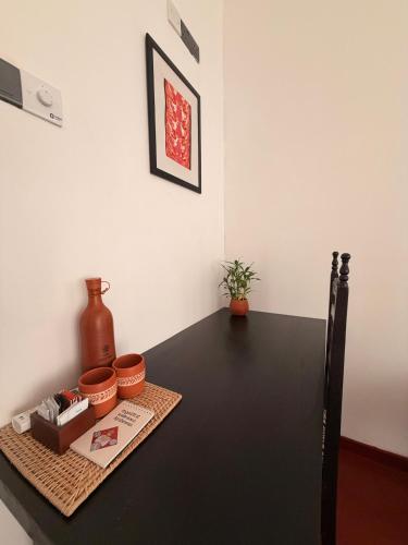 een zwarte tafel met een vaas erop bij Red Heritage in Dikwella