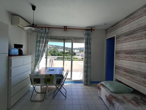 Studio cabine avec climatisation et parking, proche plages - FR-1-338-632