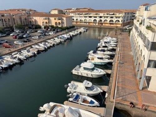Appartement 2 pièces avec loggia vue canal, garage fermé et WIFI