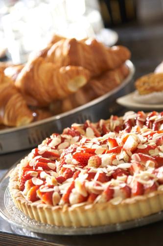 una torta con fragole e noci su un tavolo di Karlito Apartmenthaus a Berlino