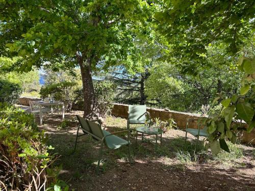 Bas de maison dans une oliveraie avec 2 suites parentales