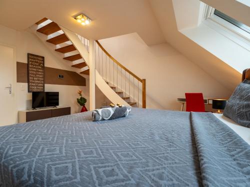 Apartment for 6 with Rooftop Terrace & Air Conditioning, close to Metro