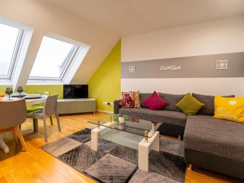 Apartment for 6 with Rooftop Terrace & Air Conditioning, close to Metro