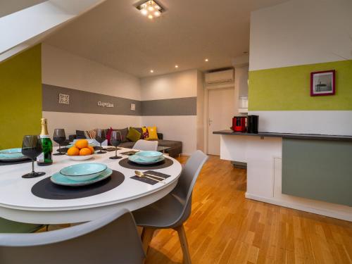 Apartment for 6 with Rooftop Terrace & Air Conditioning, close to Metro