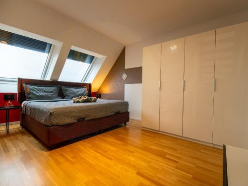 Apartment for 6 with Rooftop Terrace & Air Conditioning, close to Metro