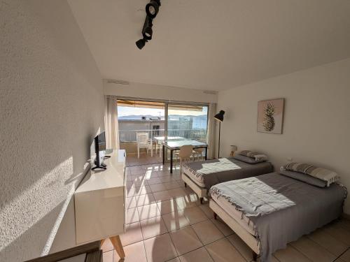 Studio climatisé pour 2, proche plage et commerces, animaux admis, WiFi, parking
