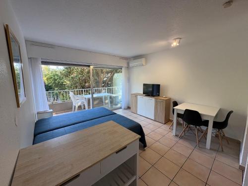 Studio idéal centre-ville St-Raphaël, climatisé, proche plage et commerces, balcon, WI-FI, parking optionnel - FR-1-466A-35