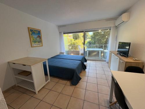 Studio idéal centre-ville St-Raphaël, climatisé, proche plage et commerces, balcon, WI-FI, parking optionnel