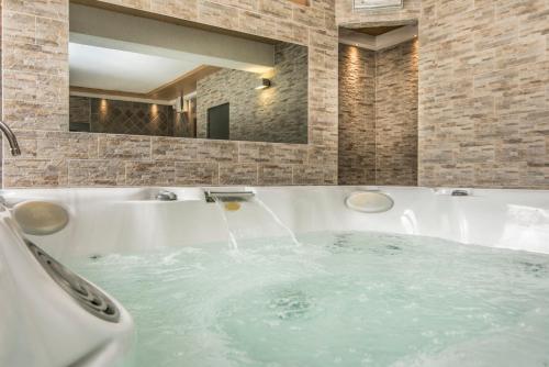 eine Badewanne, aus der Wasser fließt in der Unterkunft Hotel Al Pelmo in Pieve di Cadore