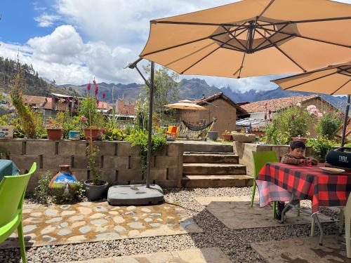a person sitting at a table under an umbrella at Alonso, Fogón & Posada in Chacas