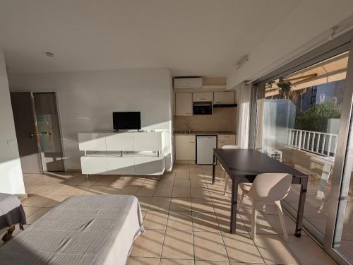 Studio Proche Plage et Commerces - Climatisé, Parking, Wi-Fi