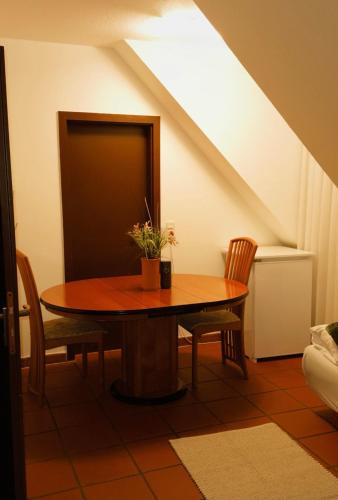 ein Esszimmer mit einem Holztisch und Stühlen in der Unterkunft Fünf A in Fürth