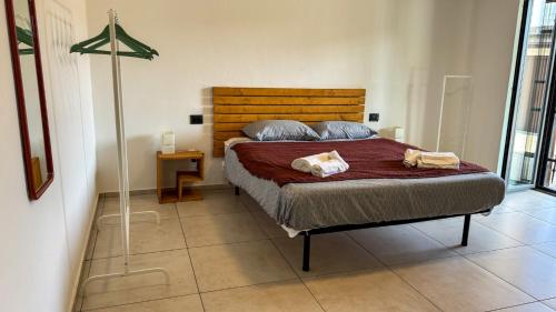 a bedroom with a bed with two towels on it at La Cà - Casa Vacanze in Torre De' Roveri