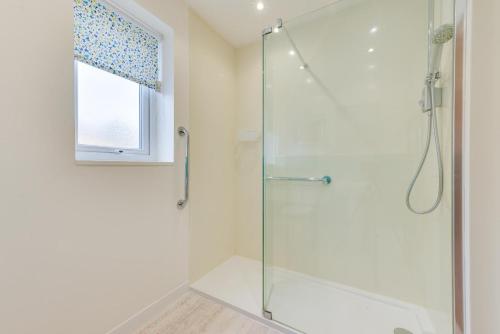 eine Dusche mit Glastür im Badezimmer in der Unterkunft 2 Bed in Reydon oc-lowrd in Reydon
