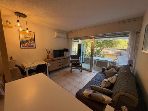 Studio Climatisé 2/3 Pers, Balcon, à 50m de la Plage et 200m du Centre-Ville de Saint-Raphaël