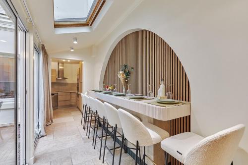 Terrace apartment Trocadero Eiffel Tower by Studio Prestige