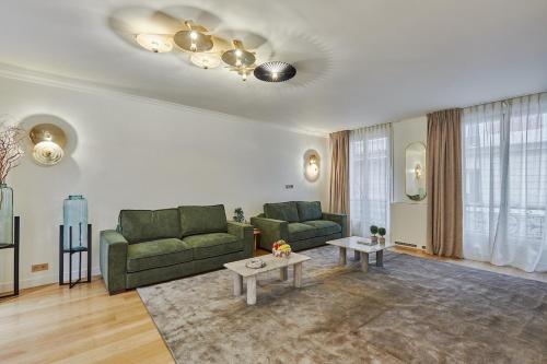 Terrace apartment Trocadero Eiffel Tower by Studio Prestige
