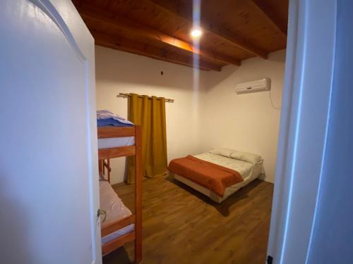 een slaapkamer met een bed en een stapelbed in een kamer bij CASA COMPLEJO LoS PRIMOS in Pozo del Carril