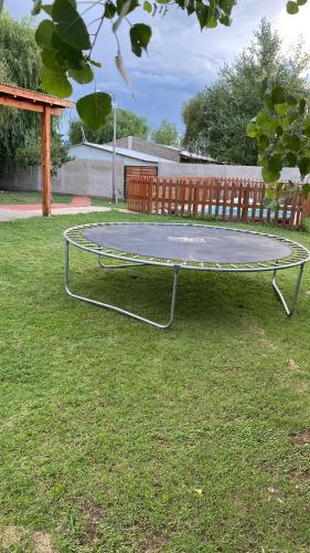 een metalen trampoline op het gras in een tuin bij CASA COMPLEJO LoS PRIMOS in Pozo del Carril