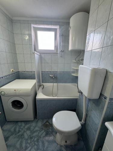 a bathroom with a toilet and a tub and a sink at Apartman Jojo in Čapljina