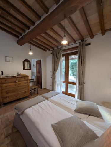 a large bedroom with a large bed and a window at Agriturismo Podere Prataccio in Scansano