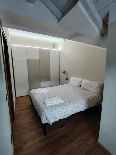 a small bedroom with a bed in a room at Appartamento Mara in Domodossola