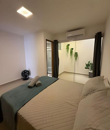 een slaapkamer met een groot bed en een raam bij RM hospedagem unidade Amapá 2 in Cabo Frio