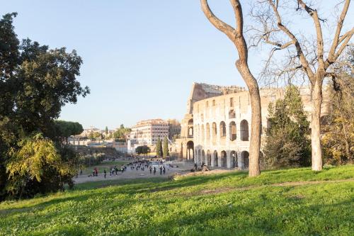 Silence next to the colosseum